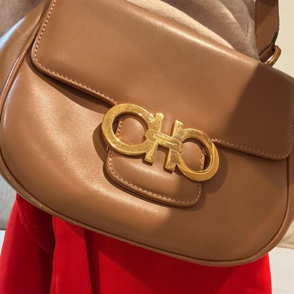 Salvatore Ferragamo Vara/Gancini crossbody in tan leather with gold hardware. - Picture 3 of 6